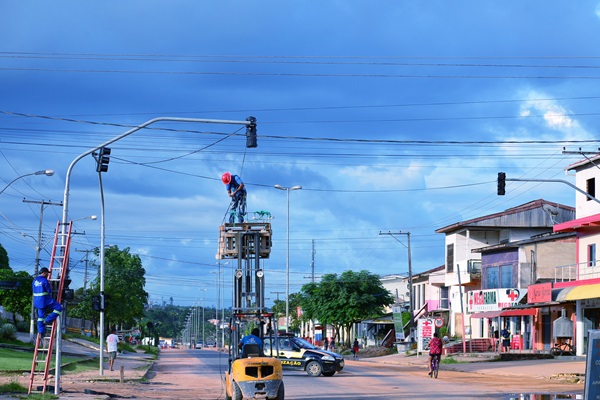Prefeitura instala novo semáforo no centro do agreste em Laranjal do Jari.